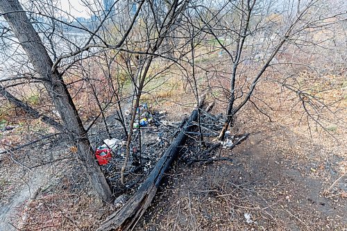 MIKE DEAL / FREE PRESS
The remains of part of an encampment in Fort Douglas Park near Waterfront Drive and George Avenue after a fire early Tuesday morning.
241029 - Tuesday, October 29, 2024.