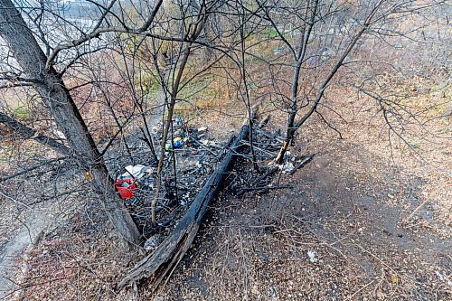 MIKE DEAL / FREE PRESS
The remains of part of an encampment in Fort Douglas Park near Waterfront Drive and George Avenue after a fire early Tuesday morning.
241029 - Tuesday, October 29, 2024.