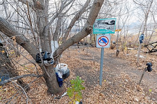 MIKE DEAL / FREE PRESS
The remains of part of an encampment in Fort Douglas Park near Waterfront Drive and Galt Avenue after a recent fire.
241029 - Tuesday, October 29, 2024.