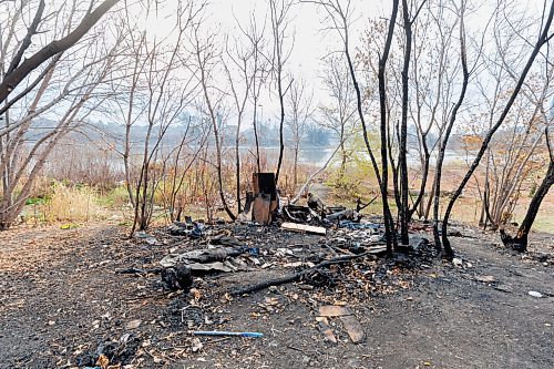 MIKE DEAL / FREE PRESS
The remains of part of an encampment in Fort Douglas Park near Waterfront Drive and Galt Avenue after a recent fire.
241029 - Tuesday, October 29, 2024.