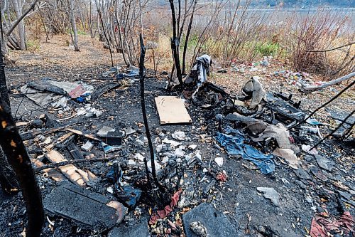 MIKE DEAL / FREE PRESS
The remains of part of an encampment in Fort Douglas Park near Waterfront Drive and Galt Avenue after a recent fire.
241029 - Tuesday, October 29, 2024.