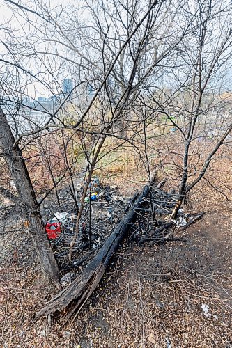 MIKE DEAL / FREE PRESS
The remains of part of an encampment in Fort Douglas Park near Waterfront Drive and George Avenue after a fire early Tuesday morning.
241029 - Tuesday, October 29, 2024.