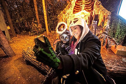 MIKAELA MACKENZIE / FREE PRESS
Zaleigha Daniels (eight, left) and her mom Brenna Meeches take a selfie together at Boo at the Zoo on Wednesday, Oct. 30, 2024.
Standup.
Winnipeg Free Press 2024