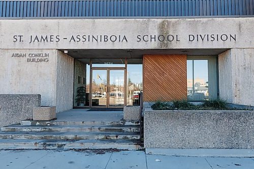 The St. James - Assiniboia School Division Office at 2574 Portage Avenue. (Mike Deal/Winnipeg Free Press)