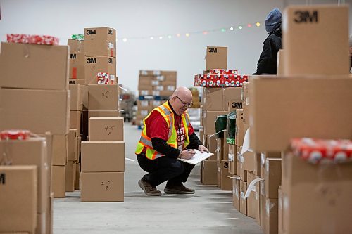 BROOK JONES / WINNIPEG FREE PRESS
Terry Sharman volunteers as a Christmas hamper checker at the Christmas Cheer Board at 895 Century St., in Winnipeg, Man., Friday, Dec. 15, 2023.