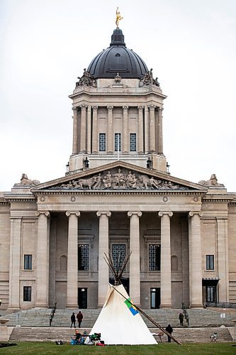 MIKAELA MACKENZIE / FREE PRESS
	
People pay their respects to Murray Sinclair at a sacred fire lit inside a teepee in front of the Manitoba Legislative Building in Winnipeg on Monday, Nov. 4, 2024.


Winnipeg Free Press 2024