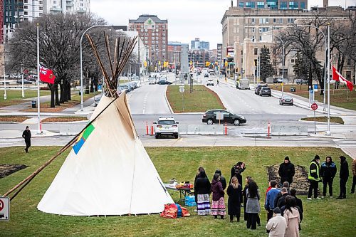 MIKAELA MACKENZIE / FREE PRESS
	
People pay their respects to Murray Sinclair at a sacred fire lit inside a teepee in front of the Manitoba Legislative Building in Winnipeg on Monday, Nov. 4, 2024.


Winnipeg Free Press 2024