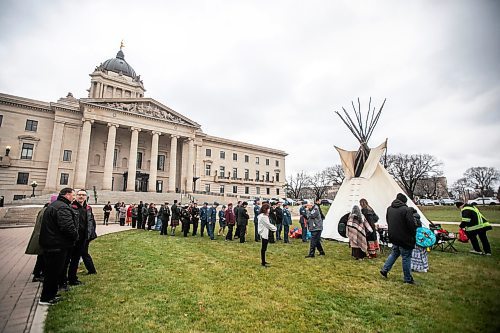 MIKAELA MACKENZIE / FREE PRESS
	
People pay their respects to Murray Sinclair at a sacred fire lit inside a teepee in front of the Manitoba Legislative Building in Winnipeg on Monday, Nov. 4, 2024.


Winnipeg Free Press 2024