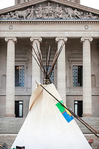 MIKAELA MACKENZIE / FREE PRESS
	
People pay their respects to Murray Sinclair at a sacred fire lit inside a teepee in front of the Manitoba Legislative Building in Winnipeg on Monday, Nov. 4, 2024.


Winnipeg Free Press 2024