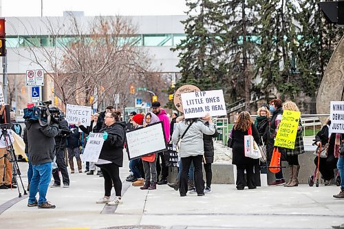 MIKAELA MACKENZIE / FREE PRESS
	
An animal abuse protest in advance of Irene Lima&#x573; court appearance takes place outside of the law courts in Winnipeg on Monday, Nov. 4, 2024.


Winnipeg Free Press 2024