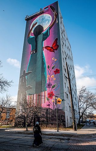 JOHN WOODS / FREE PRESS
A pedestrian passes a fifteen storey high mural on the side of 444 Kennedy by artist Jeannie White Bird is photographed Monday November 4, 2024. The mural which is named Giizaagiigo, an Anishinaabemowin word meaning you are loved, was unveiled on Friday.

Reporter: s/u