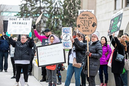 MIKAELA MACKENZIE / FREE PRESS
	
An animal abuse protest in advance of Irene Lima&#x573; court appearance takes place outside of the law courts in Winnipeg on Monday, Nov. 4, 2024.


Winnipeg Free Press 2024