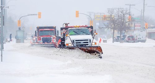 RUTH BONNEVILLE / WINNIPEG FREE PRESS 

Weather Standup - Spring snow storm 

Snow clearing crews make their way westbound down Portage Ave. In Westwood Wednesday. 

Winnipeg citizens make the most of a late season Colorado Low that blew in 15 to 25 cm into southern Manitoba accompanied by strong winds and visibility reductions. 


April 5th, 2023