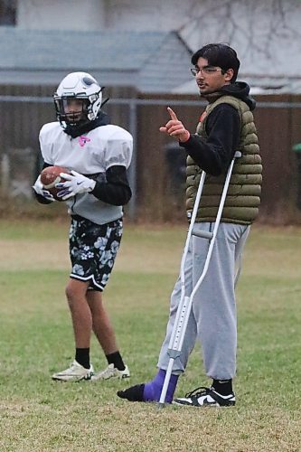 Vincent Massey JV quarterback Haiden Samuels offers insight during the team's final practice on Wednesday, ahead of the WHSFL's nine-man championship game in Winnipeg. (Matt Packwood/The Brandon Sun)