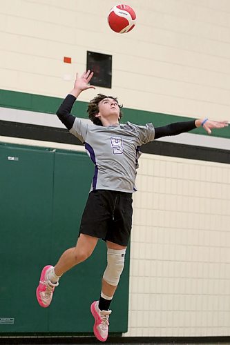 Parker Hetherington serves for the Vikings. (Thomas Friesen/The Brandon Sun)