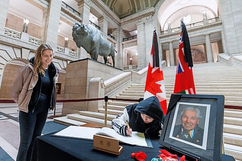 MIKE DEAL / FREE PRESS
Katcheena Thomas signs a book of condolences for Murray Sinclair, the first Indigenous judge to be named to the Manitoba provincial court and the Court of Queen&#x2019;s Bench of Manitoba, has been placed at the foot of the Grand Staircase in the Manitoba Legislative Building.
The book will be available to sign 8 a.m. to 8 p.m. until Sunday.
241106 - Wednesday, November 06, 2024.