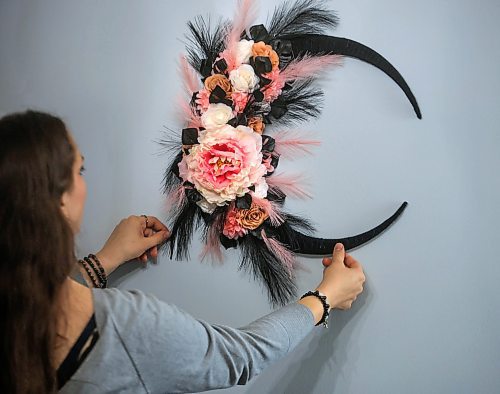 Ruth Bonneville / Free Press

ENT - Creators - Fox and Peony

Photos of wreath artist,  Sara LeClaire, at home with her floral wreathes.

Story: 49.8 Creators
Sara, of Fox and Peony creations, makes floral wreaths and other nature-based home decorations, most of them are hanging, for walls or on doors.

For reference: https://www.instagram.com/_fox_and_peony_creations_/

AV Kitching story

Oct 24th, , 2024
