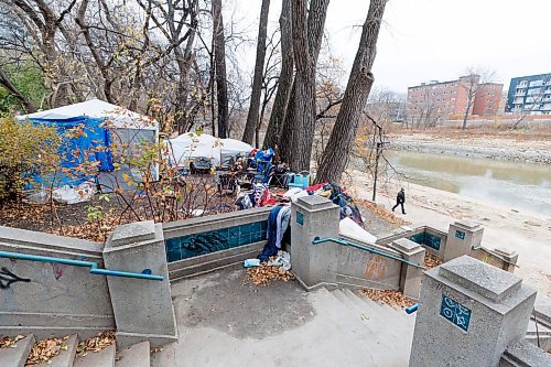 MIKE DEAL / FREE PRESS
The remains of part of an encampment between McFadyen Park (416 Assiniboine Ave) and the Assiniboine River after a fire Monday evening.
241029 - Tuesday, October 29, 2024.