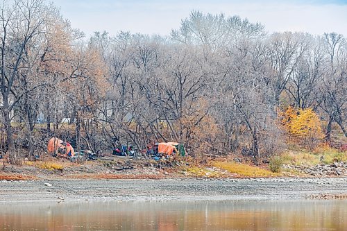 MIKE DEAL / FREE PRESS
An encampment on the Red River near Parc Comm&#xe9;moratif Elz&#xe9;ar Goulet (718 Tache Ave) Tuesday morning.
241029 - Tuesday, October 29, 2024.