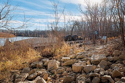 MIKE DEAL / FREE PRESS
Workers trying to haul a tractor-trailer out of a ditch adjacent to a Trans-Canada Highway bridge over the Assiniboine River near St. Fran&#xe7;ois Xavier west of Winnipeg Thursday afternoon after a collision occurred Wednesday.
241107 - Thursday, November 07, 2024.