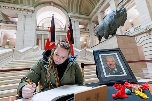 MIKE DEAL / FREE PRESS
Kyla Brazeau signs a book of condolences for Murray Sinclair, the first Indigenous judge to be named to the Manitoba provincial court and the Court of Queen&#x2019;s Bench of Manitoba, has been placed at the foot of the Grand Staircase in the Manitoba Legislative Building.
The book will be available to sign 8 a.m. to 8 p.m. until Sunday.
241106 - Wednesday, November 06, 2024.