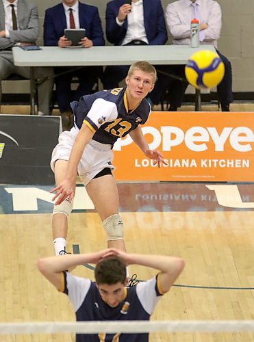 Brandon's Liam Pauls serves against the Saskatchewan Huskies during their Canada West men's volleyball match at the Healthy Living Centre on Friday. (Thomas Friesen/The Brandon Sun)