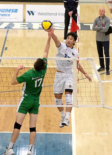 Brandon's Sam Chen, right, attacks against Saskatchewan blocker Emmett Graham during their Canada West men's volleyball match at the Healthy Living Centre on Saturday. (Thomas Friesen/The Brandon Sun)