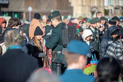 BROOK JONES/FREE PRESS
The Royal Winnipeg Riffles host a Remembrance Day Service at Vimy Ridge Memorial Park in Winnipeg, Man., Monday, Nov. 11, 2024. Pictured: Royal Winnipeg Rifles Cpl. Conor Nagy stands guard over the Royal Winnipeg Rifles Memorial.