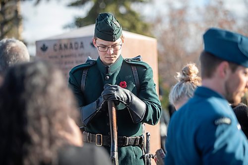 BROOK JONES/FREE PRESS
The Royal Winnipeg Riffles host a Remembrance Day Service at Vimy Ridge Memorial Park in Winnipeg, Man., Monday, Nov. 11, 2024. Pictured: Royal Winnipeg Rifles Cpl. Conor Nagy stands guard over the Royal Winnipeg Rifles Memorial.