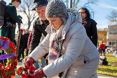 BROOK JONES/FREE PRESS
The Royal Winnipeg Rifles host a Remembrance Day Service at Vimy Ridge Memorial Park in Winnipeg, Man., Monday, Nov. 11, 2024. Pictured: Lynn Casselman and her husband Jim Houston place their poppies on a ceremonial wreath.