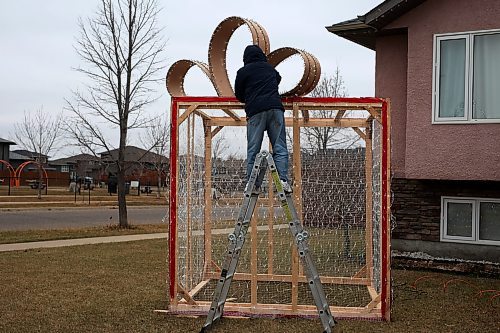 12112024
Dennis Bartolome builds large Christmas decorations on the front lawn of his family&#x2019;s home in Brandon&#x2019;s south end on Tuesday afternoon. Bartolome was hoping to get the decorations built and set up before the temperatures drop,  (Tim Smith/The Brandon Sun)