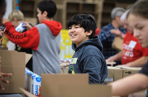 RUTH BONNEVILLE / FREE PRESS

LOCAL Standup - cheer board

Photo of grade 7 student Hunter Sanderson packs hampers with his classmates from General Vanier School Thursday.  

Students from General Vanier School in grades 7 &amp; 8 pack food hampers together in a chain and also decorate Smile Cookies to officially marks the beginning of the Christmas Cheer Board season Thursday. 

Cheer Board and Tim Hortons celebrate working together in support our community with the sale of Smile Cookies starting on Nov 18th. 

Nov 14th, 2024