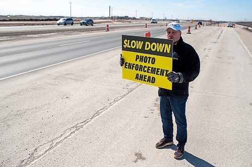 BROOK JONES / FREE PRESS
Todd Dube of Wise Up Winnipeg holds a sign alerting drivers to slow down because the Winnipeg Police Service is using photo radar and enforcement equipment to monitor the speed of vehicles and photograph vehicles that are speeding in the construction zone for the St. Mary's Road interchange at the Perimeter Highway in Winnipeg, Man., Monday, March 25, 2024.