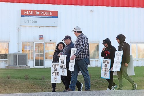 Canada Post workers picket outside Canada Post’s Brandon mail processing plant on Douglas Street on Friday. Approximately 55,000 postal workers represented by the Canadian Union of Postal Workers went on strike across Canada on Friday. (Tim Smith/The Brandon Sun)