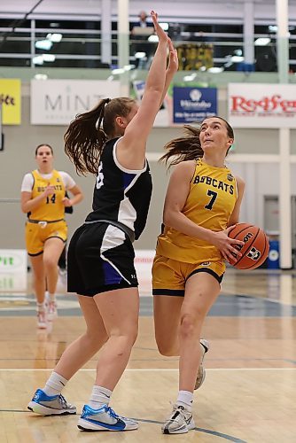 Taya Clark of the Brandon University Bobcats drives against the Lethbridge Pronghorns during their Canada West women's basketball game at the Healthy Living Centre on Friday evening. (Tim Smith/The Brandon Sun)