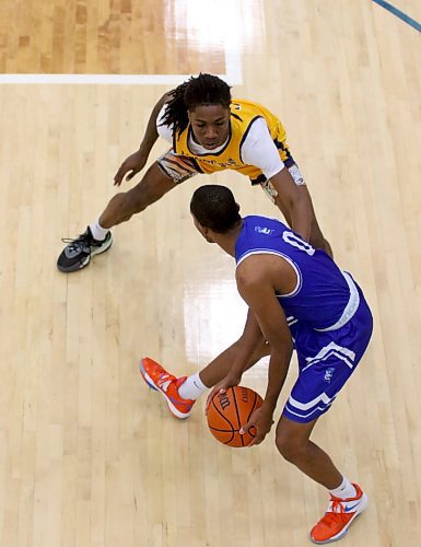 Brandon University Bobcats Jakarri Lindsey defends Lethbridge Pronghorns Angelo Mbituyimana during their Canada West men's basketball game at the Healthy Living Centre on Friday. (Thomas Friesen/The Brandon Sun)