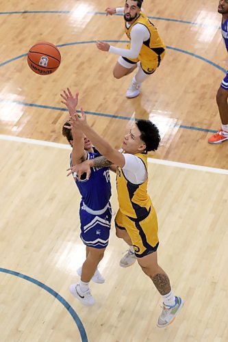 Brandon University Bobcats Nathan Saldo takes a left-handed shot against the Lethbridge Pronghorns during their Canada West men's basketball game at the Healthy Living Centre on Friday. (Thomas Friesen/The Brandon Sun)