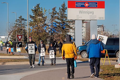 MIKE DEAL / FREE PRESS
Canada Post CUPW employees walk the picket line in front of the entrance to the main Canada Post sorting facility in Winnipeg Friday morning after failing to reach a negotiated agreement with management.
Canadian Union of Postal Workers said approximately 55,000 workers are striking, claiming little progress has been made in the bargaining process.
Reporter: ?
241115 - Friday, November 15, 2024.