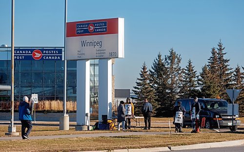 MIKE DEAL / FREE PRESS
Canada Post CUPW employees walk the picket line in front of the entrance to the main Canada Post sorting facility in Winnipeg Friday morning after failing to reach a negotiated agreement with management.
Canadian Union of Postal Workers said approximately 55,000 workers are striking, claiming little progress has been made in the bargaining process.
Reporter: ?
241115 - Friday, November 15, 2024.