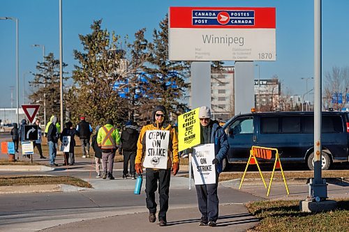 MIKE DEAL / FREE PRESS
Canada Post CUPW employees walk the picket line in front of the entrance to the main Canada Post sorting facility in Winnipeg Friday morning after failing to reach a negotiated agreement with management.
Canadian Union of Postal Workers said approximately 55,000 workers are striking, claiming little progress has been made in the bargaining process.
Reporter: ?
241115 - Friday, November 15, 2024.