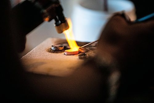 MIKAELA MACKENZIE / FREE PRESS
Karen Schmidt Humiski works in her jewelry studio in Winnipeg on Thursday, Nov. 14, 2024. She has been working with silver for 43 years, 30 of which were spent teaching jewelry and metal smithing.
For AV story
Winnipeg Free Press 2024