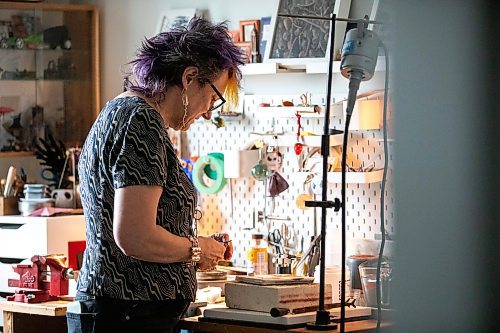 MIKAELA MACKENZIE / FREE PRESS
	
Karen Schmidt Humiski works in her jewelry studio in Winnipeg on Thursday, Nov. 14, 2024. She has been working with silver for 43 years, 30 of which were spent teaching jewelry and metal smithing.

For AV story
Winnipeg Free Press 2024