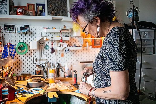 MIKAELA MACKENZIE / FREE PRESS
	
Karen Schmidt Humiski works in her jewelry studio in Winnipeg on Thursday, Nov. 14, 2024. She has been working with silver for 43 years, 30 of which were spent teaching jewelry and metal smithing.

For AV story
Winnipeg Free Press 2024