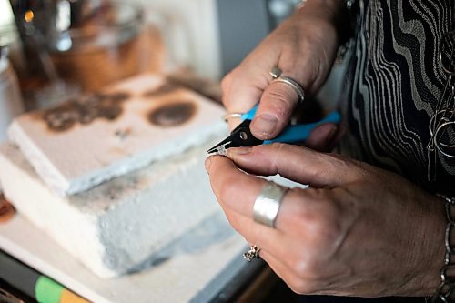 MIKAELA MACKENZIE / FREE PRESS
	
Karen Schmidt Humiski works in her jewelry studio in Winnipeg on Thursday, Nov. 14, 2024. She has been working with silver for 43 years, 30 of which were spent teaching jewelry and metal smithing.

For AV story
Winnipeg Free Press 2024