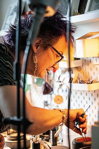 MIKAELA MACKENZIE / FREE PRESS
	
Karen Schmidt Humiski works in her jewelry studio in Winnipeg on Thursday, Nov. 14, 2024. She has been working with silver for 43 years, 30 of which were spent teaching jewelry and metal smithing.

For AV story
Winnipeg Free Press 2024