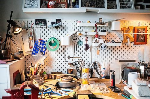 MIKAELA MACKENZIE / FREE PRESS
	
Karen Schmidt Humiski&#x573; jewelry studio in Winnipeg on Thursday, Nov. 14, 2024. She has been working with silver for 43 years, 30 of which were spent teaching jewelry and metal smithing.

For AV story
Winnipeg Free Press 2024