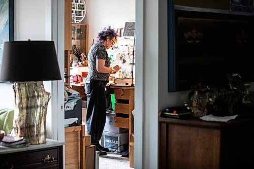 MIKAELA MACKENZIE / FREE PRESS
	
Karen Schmidt Humiski works in her jewelry studio in Winnipeg on Thursday, Nov. 14, 2024. She has been working with silver for 43 years, 30 of which were spent teaching jewelry and metal smithing.

For AV story
Winnipeg Free Press 2024