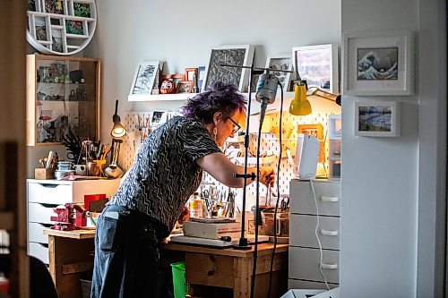 MIKAELA MACKENZIE / FREE PRESS
	
Karen Schmidt Humiski works in her jewelry studio in Winnipeg on Thursday, Nov. 14, 2024. She has been working with silver for 43 years, 30 of which were spent teaching jewelry and metal smithing.

For AV story
Winnipeg Free Press 2024