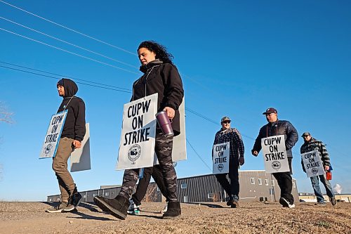 15112024
Canada Post workers picket outside Canada Post&#x2019;s Brandon mail processing plant on Douglas Street on Friday. Approximately 55,000 postal workers represented by the Canadian Union of Postal Workers went on strike across Canada on Friday.
(Tim Smith/The Brandon Sun)