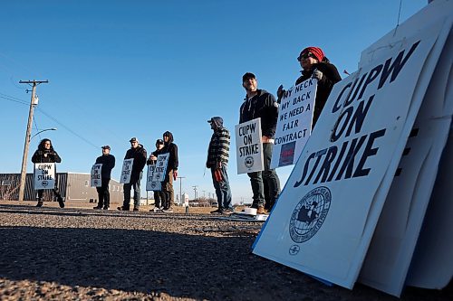 15112024
Canada Post workers picket outside Canada Post&#x2019;s Brandon mail processing plant on Douglas Street on Friday. Approximately 55,000 postal workers represented by the Canadian Union of Postal Workers went on strike across Canada on Friday.
(Tim Smith/The Brandon Sun)